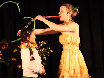 Spectacle de magie ruban dans la bouche avec participation des enfants sur scène