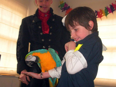 Spectacle de magie avec perroquet pour enfant